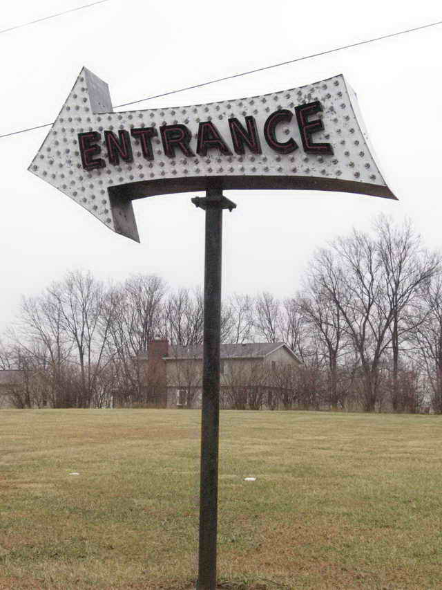 Holiday Auto Theatre - 2006 Photo (newer photo)